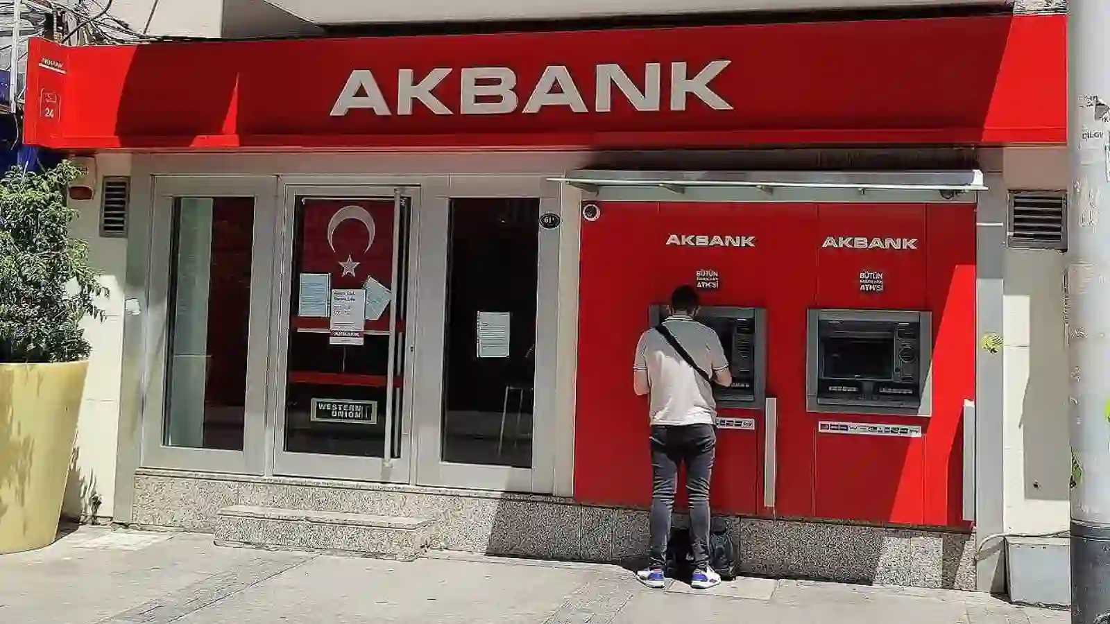 Akbank ATM den Para Çekme Anı